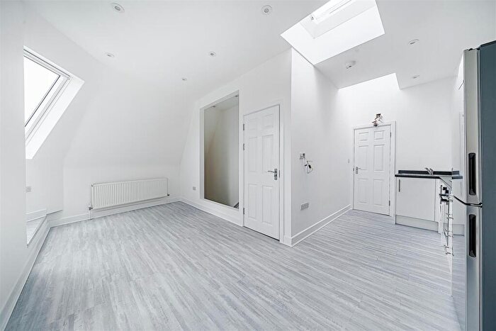 1 Bedroom Flat To Rent In Gibbon Road, Kingston Upon Thames, KT2