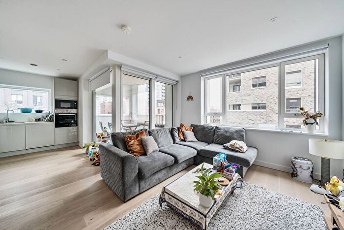 2 Bedroom Flat For Sale In Walworth Road, Elephant And Castle, London, SE17