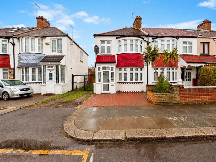 3 Bedroom End Of Terrace House For Sale In Yorkshire Gardens, Edmonton, N18