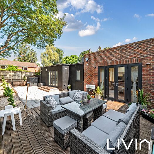 2 Bedroom Bungalow For Sale In Oakridge Mansions, Foxley Lane, Purley, Greater London, CR8