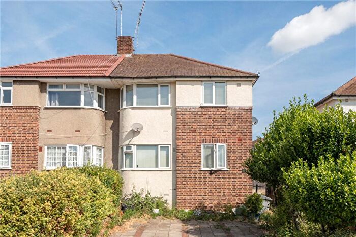 2 Bedroom Maisonette For Sale In Avondale Avenue, Barnet, EN4