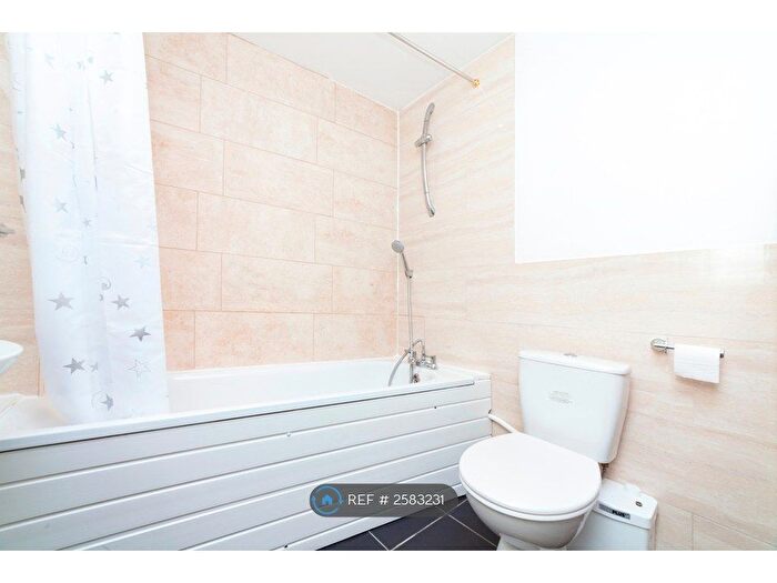 3 Bedroom Flat To Rent In Glengall Road, London, SE15
