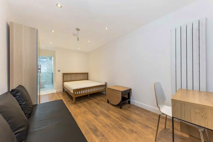 Studio To Rent In New Park Road, London, SW2