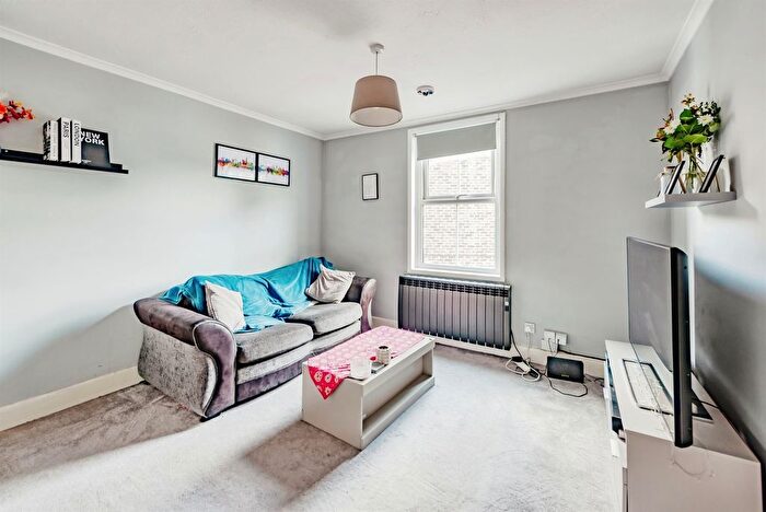 1 Bedroom Flat For Sale In Horley Road, Redhill, RH1