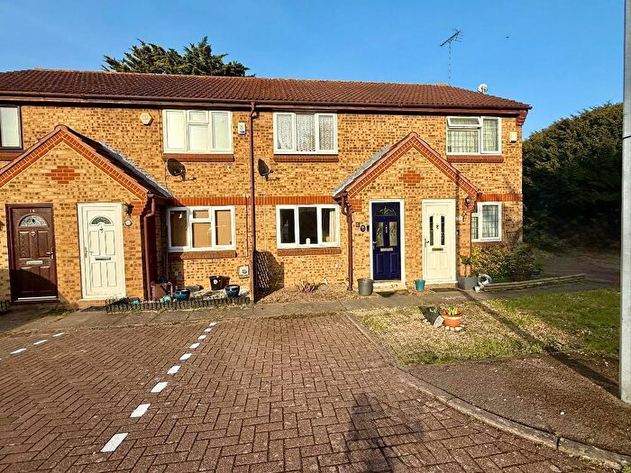 2 Bedroom Terraced House For Sale In Highfields Close, Dunstable, Bedfordshire, LU5