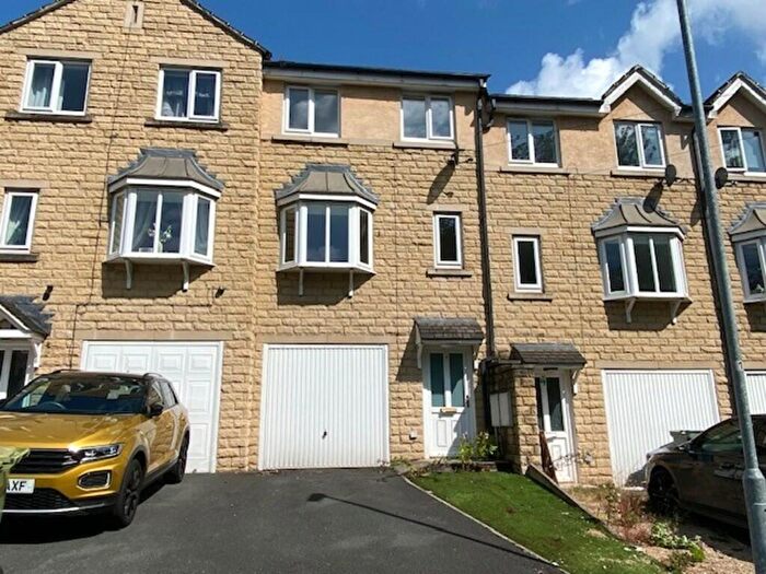 3 Bedroom Terraced House To Rent In Victoria Court, Longwood, HD3