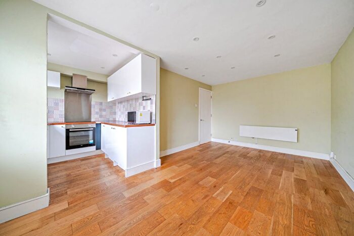 2 Bedroom Flat To Rent In Taylor Close, Hounslow, TW3