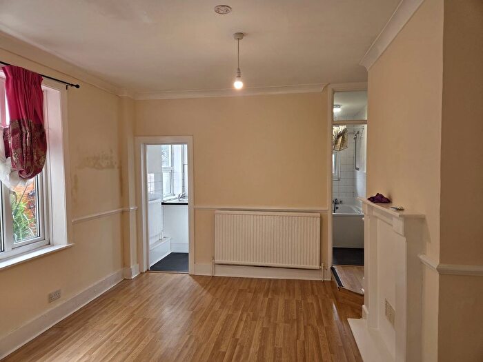 2 Bedroom Flat To Rent In Burdett Avenue, Westcliff-On-Sea, SS0