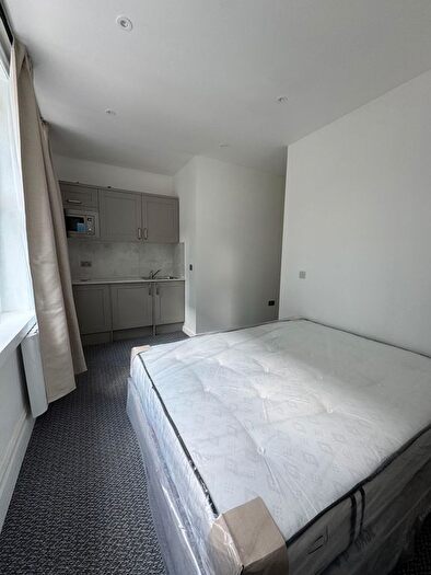 Studio To Rent In Bond Street, London, W5