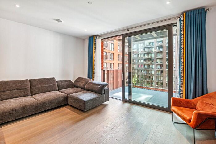 2 Bedroom Flat To Rent In Legacy Building, Viaduct Gardens, SW11