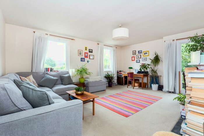 2 Bedroom Flat To Rent In Langford Green, SE5