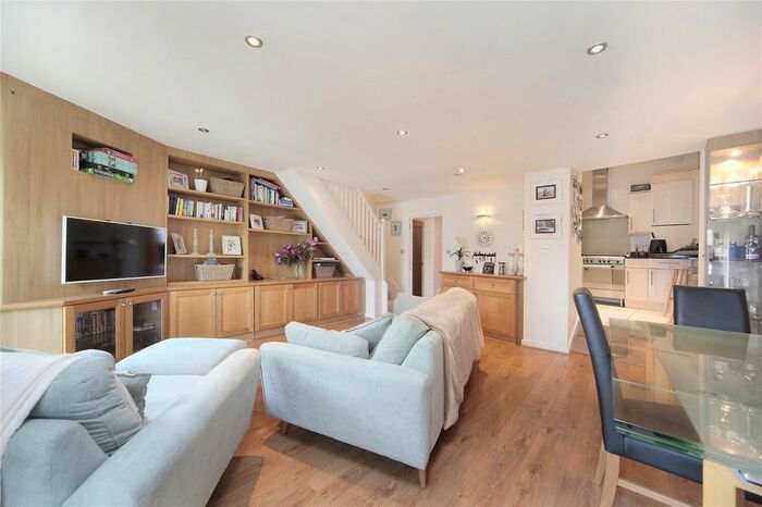 2 Bedroom Flat To Rent In Knoll Road, London, SW18
