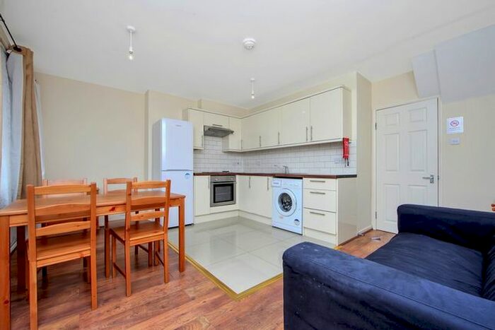 4 Bedroom Maisonette To Rent In Forsyth Gardens, London, Kennington, Southwark, London, SE17