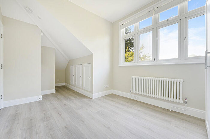 2 Bedroom Apartment To Rent In The Gardens, East Dulwich London, SE22