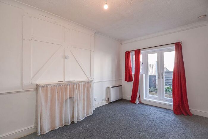 1 Bedroom Flat To Rent In Valkyrie Road, Westcliff-On-Sea, SS0