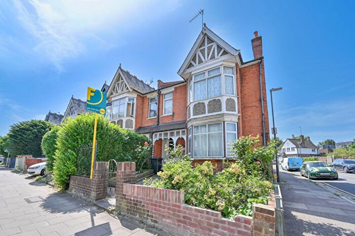 2 Bedroom Maisonette For Sale In Lowlands Road, Harrow On The Hill, Harrow, HA1