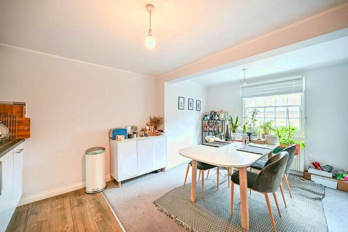 2 Bedroom Flat To Rent In Union Court, Richmond, TW9