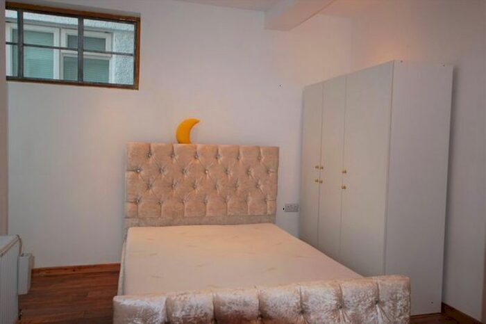 2 Bedroom Flat To Rent In Two Bedroom Flat, Norbury Crescent, London, SW16