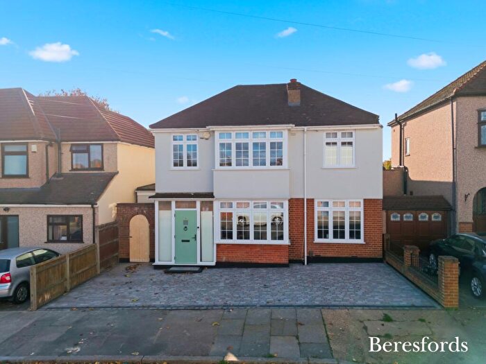 6 Bedroom Detached House For Sale In Granton Avenue, Upminster, RM14