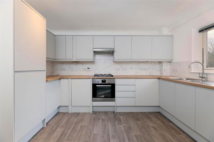 3 Bedroom Flat To Rent In Westleigh Avenue, London, SW15