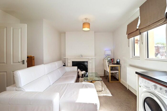 1 Bedroom Flat To Rent In Walton Road, East Molesey, Surrey, KT8