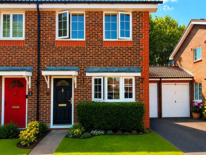 2 Bedroom Semi-Detached House For Sale In Kinnaird Close, Slough, SL1