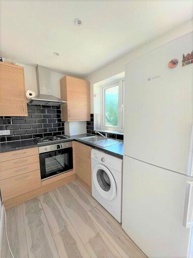 2 Bedroom Flat To Rent In Kings Avenue, Chadwell Heath, Romford, RM6