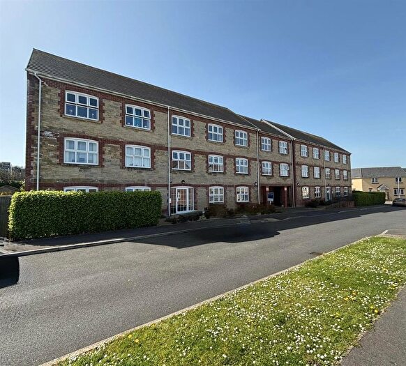 2 Bedroom Flat For Sale In Jubilee Close, Crewkerne - Allocated Parking, TA18