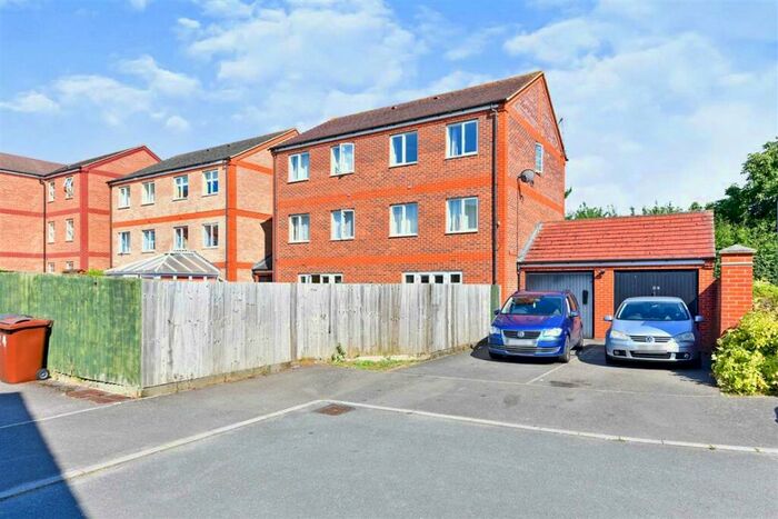 4 Bedroom Terraced House To Rent In Newport Pagnell Road, Wootton, Northampton, NN4