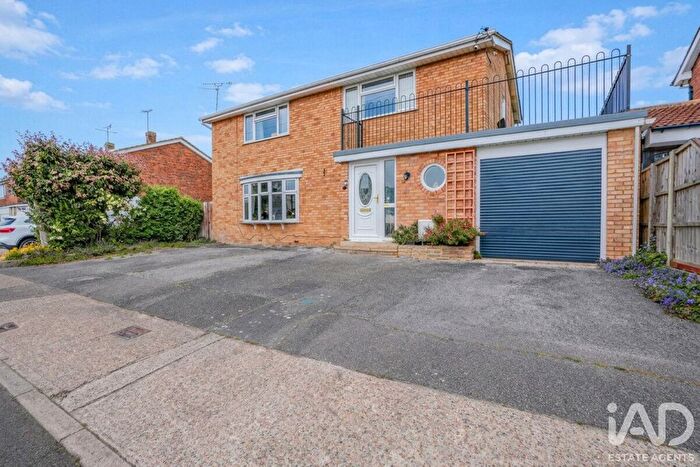 4 Bedroom Detached House For Sale In Urmond Road, Canvey Island, SS8
