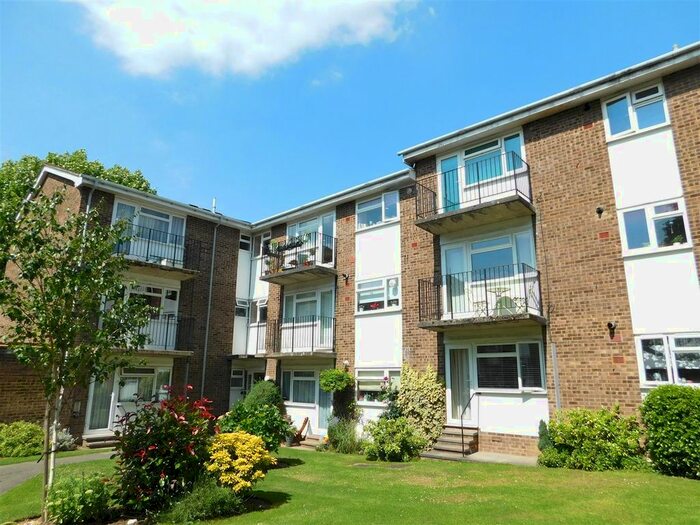 1 Bedroom Flat To Rent In Lovelace Gardens, Surbiton, KT6