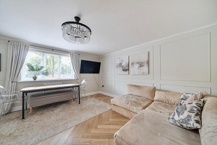 2 Bedroom Flat For Sale In Heath Court, Eltham, London, SE9