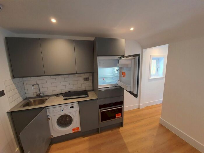 Studio To Rent In Temple Gardens, London, NW11