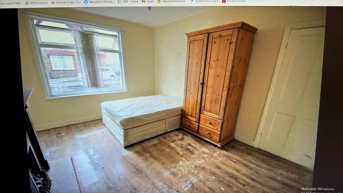 Terraced House To Rent In Hanworth Road, Hounslow, Greater London, TW3