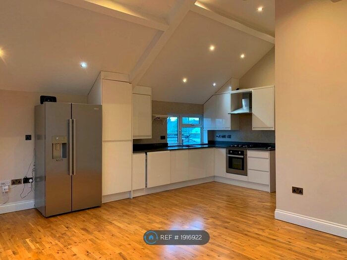 2 Bedroom Flat To Rent In Avenue Road, Sutton, SM2