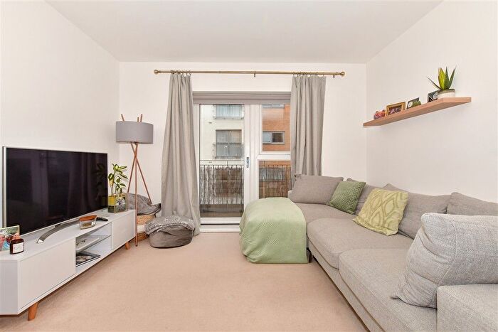 2 Bedroom Flat For Sale In Sovereign Way, Tonbridge, Kent, TN9