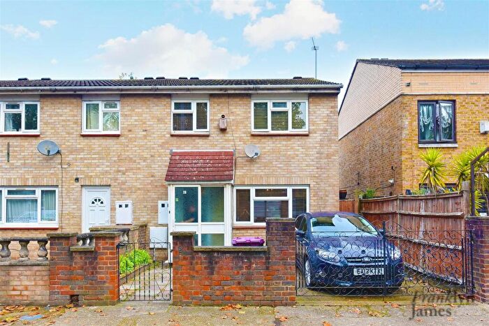 3 Bedroom House For Sale In Zetland Street, London, E14