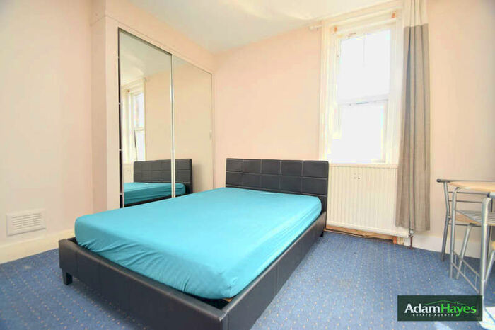 Flat To Rent In High Road, North Finchley, N12