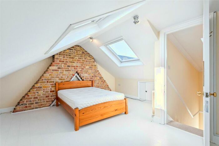 3 Bedroom Apartment To Rent In Kelmscott Road, London, SW11