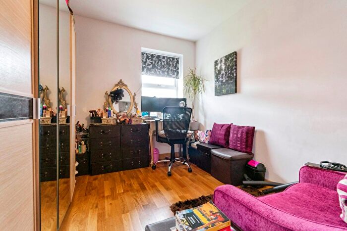 2 Bedroom Flat For Sale In Walsworth Road, Hitchin, Hertfordshire, SG4