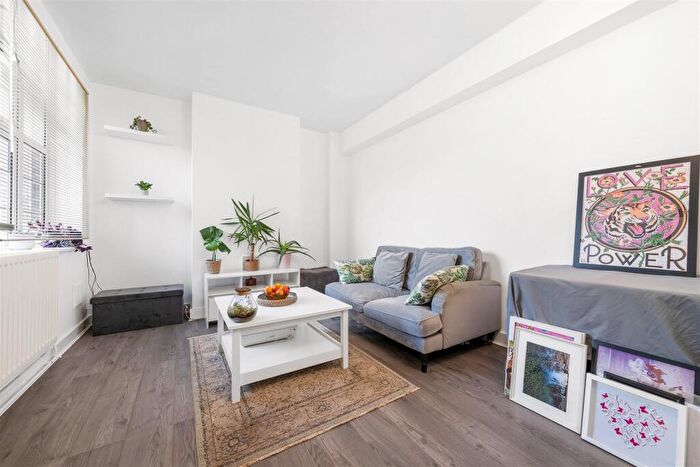 2 Bedroom Flat For Sale In Elder Gardens, West Norwood, SE27