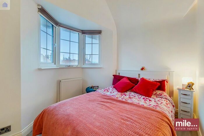 Studio To Rent In Golders Way, London, NW11