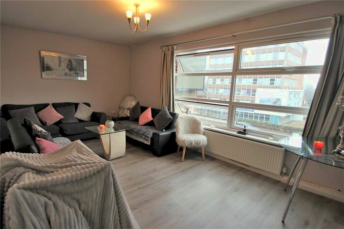 2 Bedroom Flat To Rent In High Road, North Finchley, London, N12