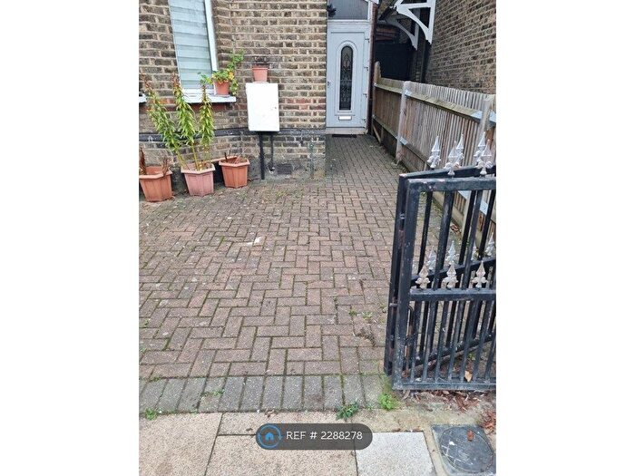 3 Bedroom Flat To Rent In Hanwell, London, W7