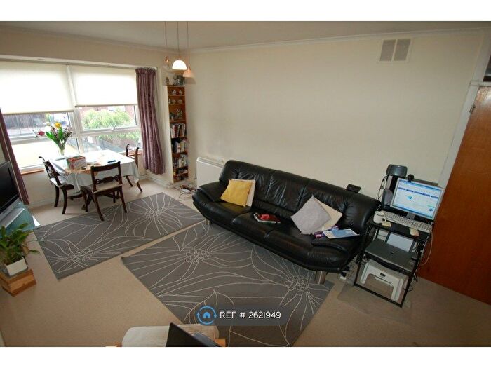 2 Bedroom Flat To Rent In Raffles House, London, NW4