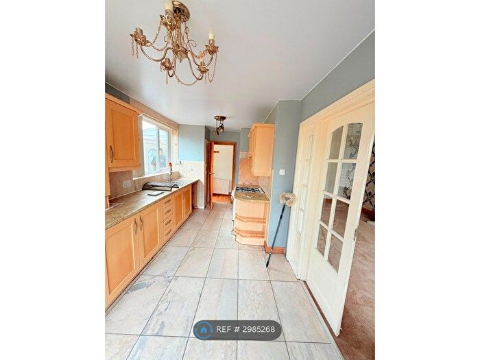 4 Bedroom Semi-Detached House To Rent In Tyersal Garth, Bradford, BD4