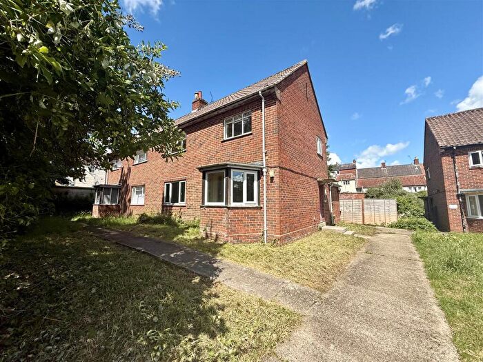 3 Bedroom Semi-Detached House For Sale In Polebarn Road, Trowbridge, BA14