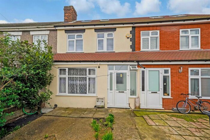 4 Bedroom Terraced House To Rent In Duck Lees Lane, Enfield, EN3