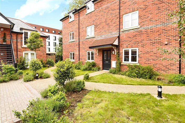 2 Bedroom Maisonette For Sale In Townside Court, Crown Place, Reading, Berkshire, RG1