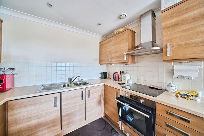 1 Bedroom Flat For Sale In Harwoods Road, Watford, WD18